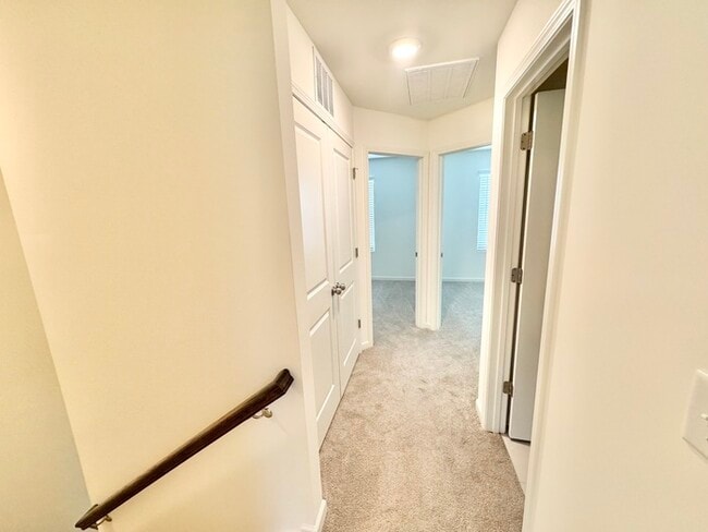 Building Photo - Three bedroom 2.5 bath townhome