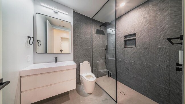 Building Photo - 2024 W Irving Park Rd