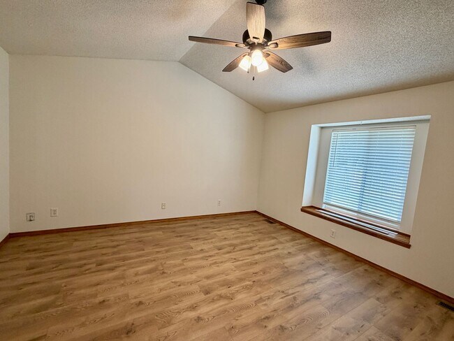 Building Photo - 4 bedroom Home in Regency Lakes!