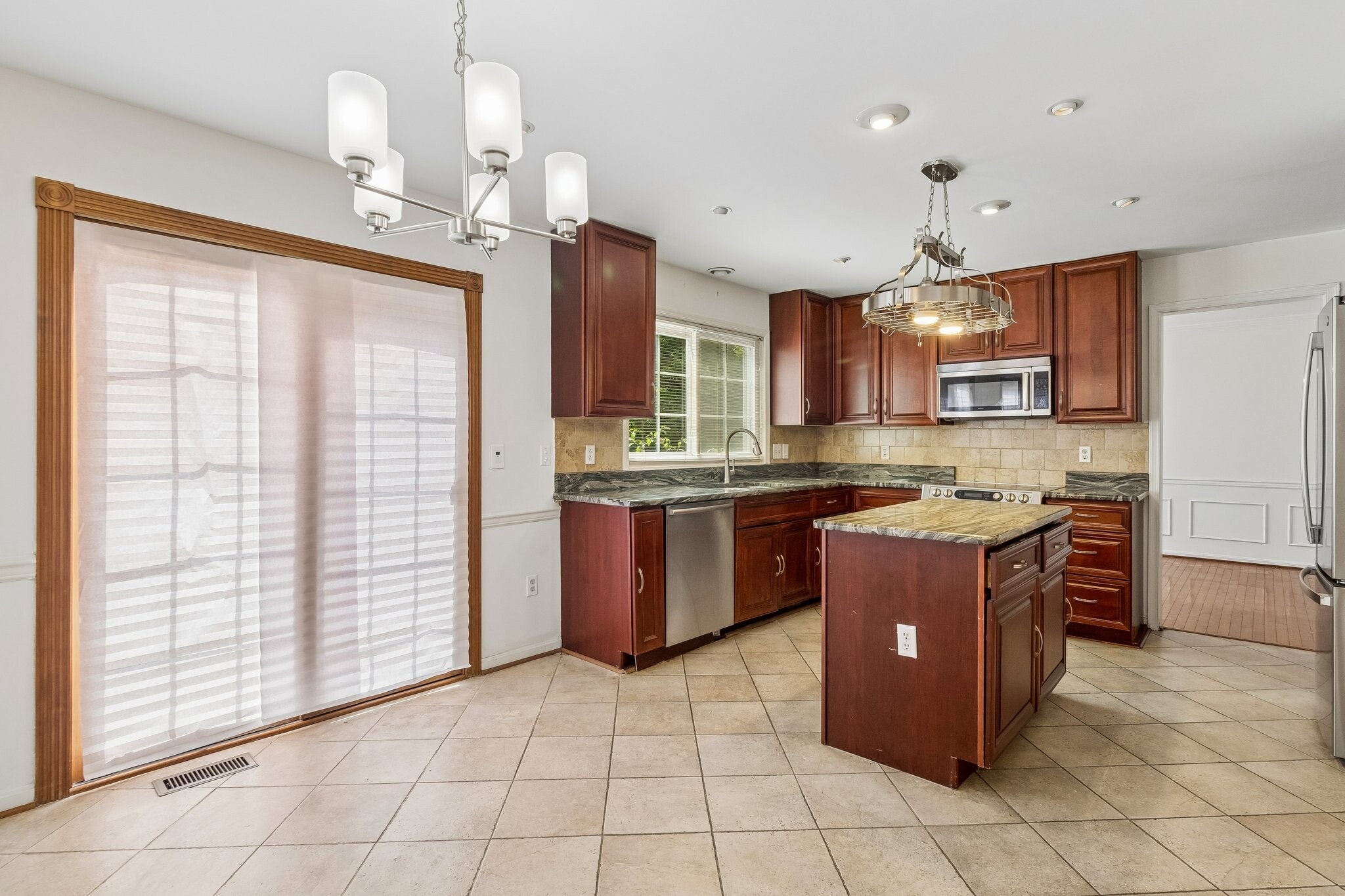 Building Photo - 820 Chatsworth Dr