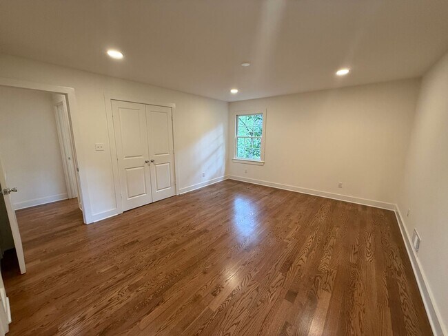 Building Photo - 185 Landor Dr