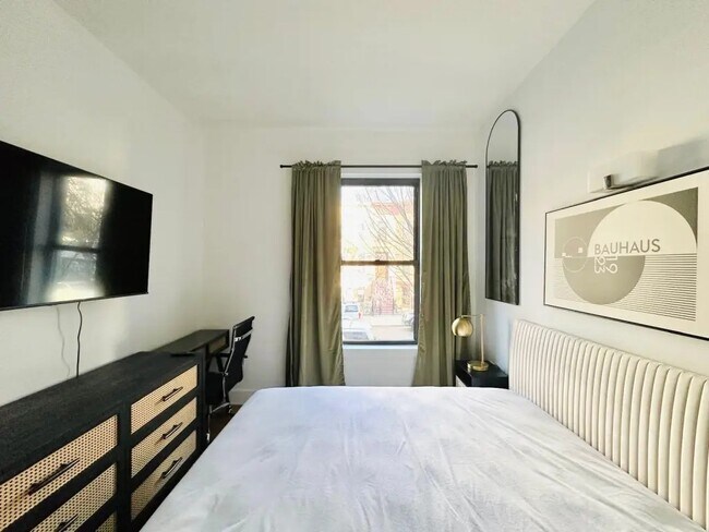 Building Photo - Furnished room/NOT APARTMENT