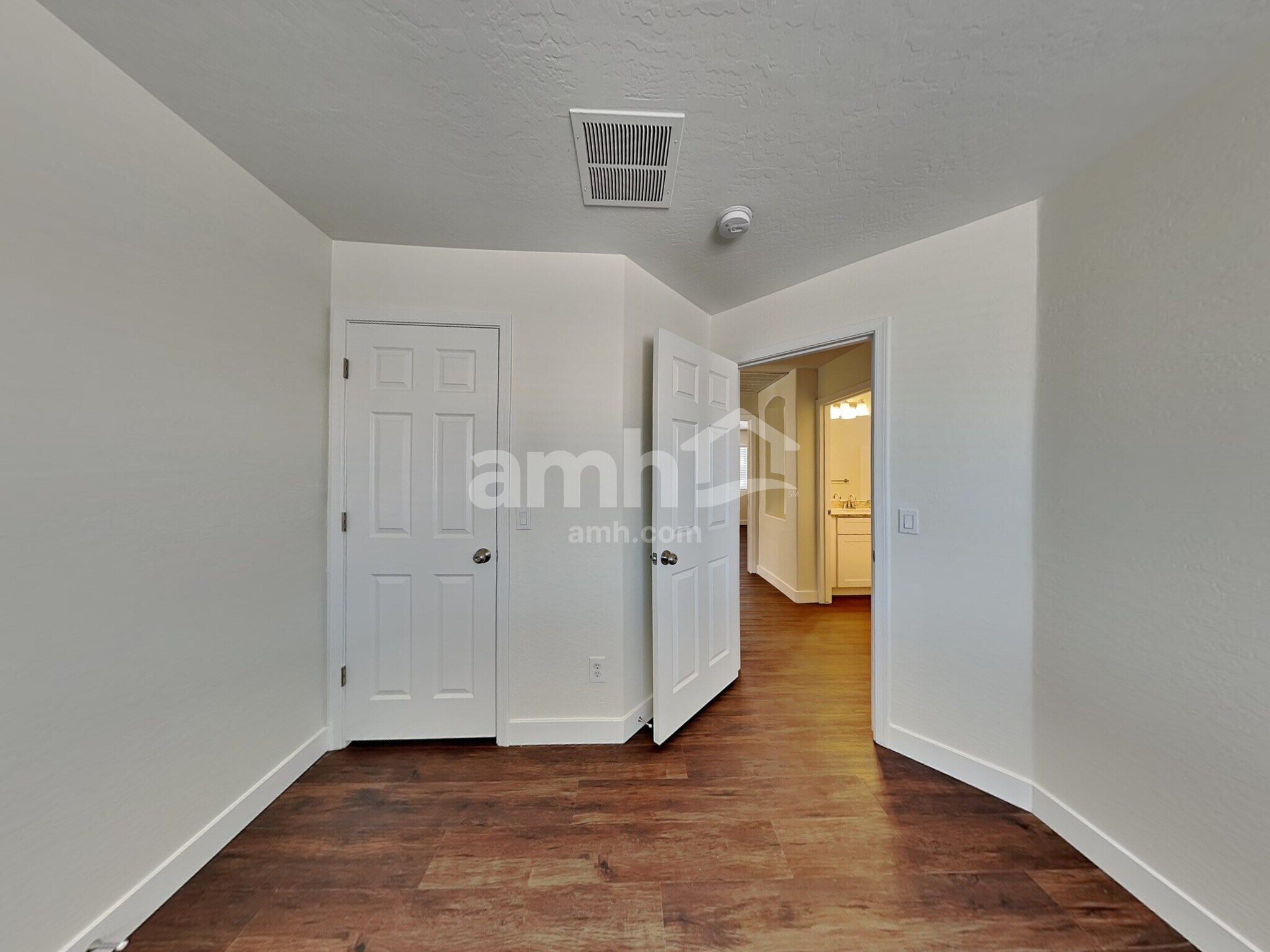 Building Photo - 5230 W Ian Dr