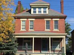 Building Photo - Huge Brick House! Free Parking!