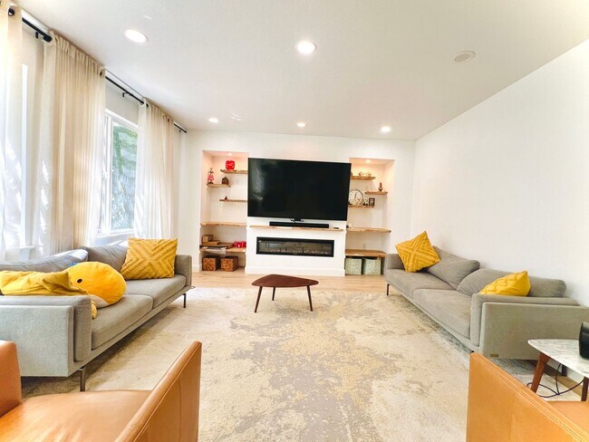 Building Photo - Gorgeous Serrano home in gated community c...