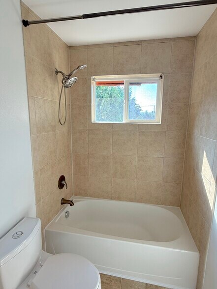 Shower - 2135 NE Weidler St