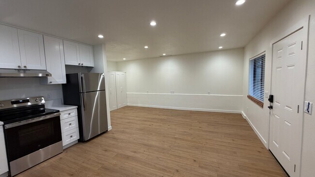 Building Photo - 1527 Calavo Rd