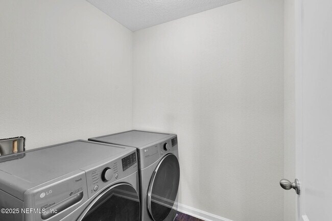 Building Photo - 1983 Pebble Point Dr