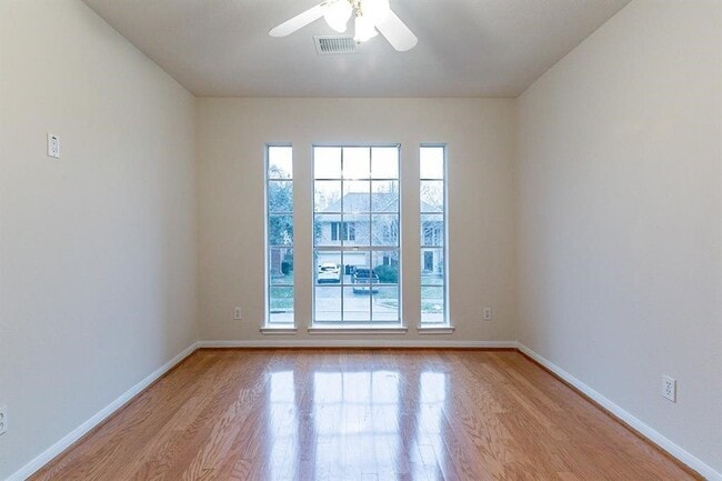 Building Photo - 8315 Mission Estates Dr