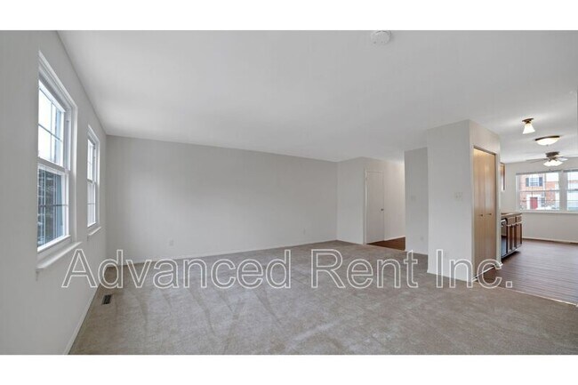 Building Photo - 10 Watkins Glen Ct