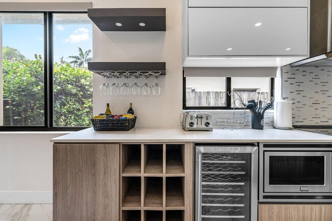 Building Photo - 826 SW 14th Ct