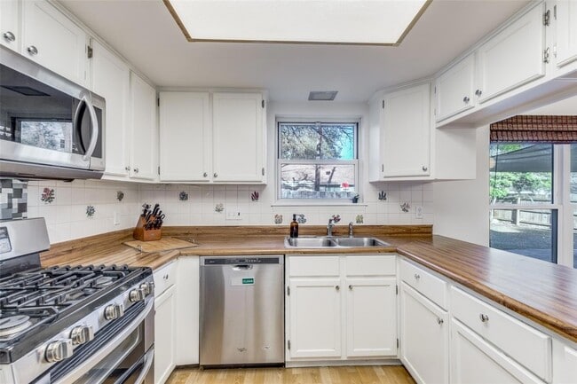 Building Photo - 4002 Biscay Dr