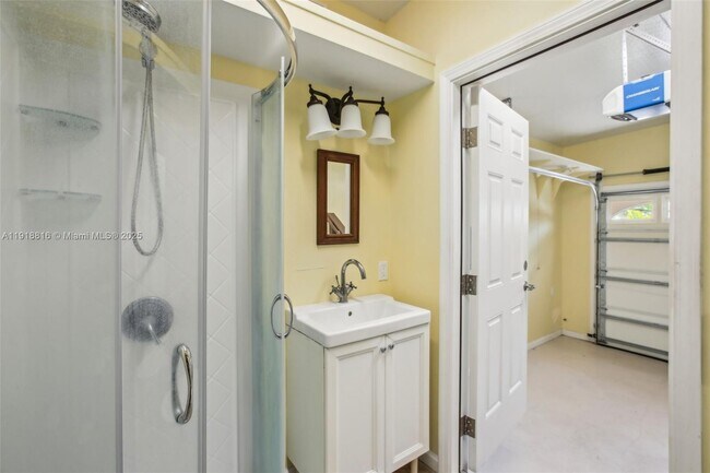 Building Photo - 6621 La Mesa Rd