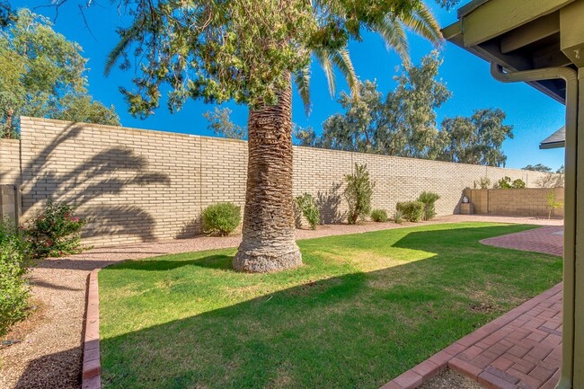 Building Photo - 3 BEDROOM, 2 BATHROOM TEMPE HOME WITH 2 CA...