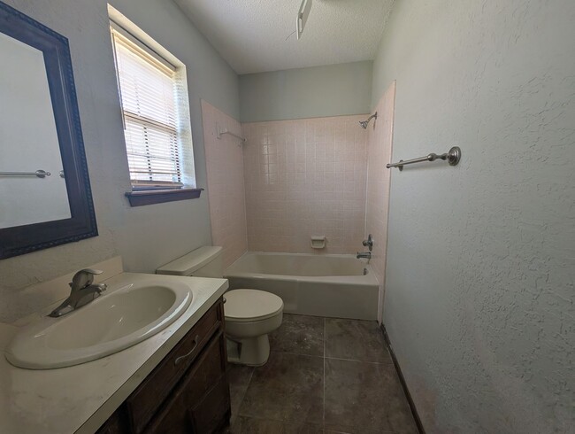 Building Photo - Remodeled Home in Pleasant Grove!