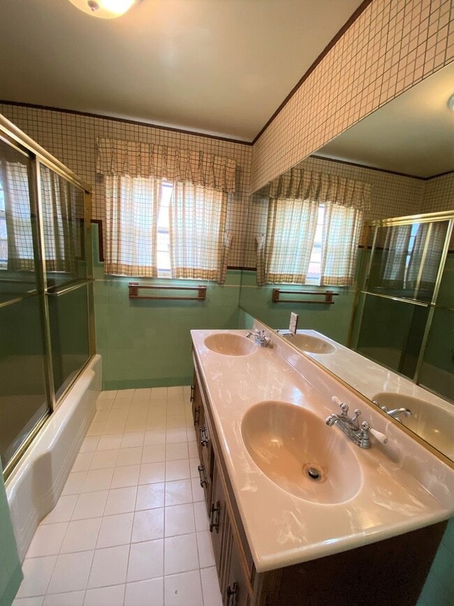 Building Photo - Beautiful Home in Old Southwest Reno w/Large Backyard