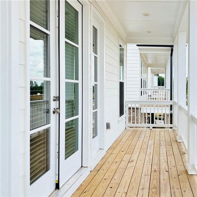 Building Photo - 657 SUMMIT HILL Way
