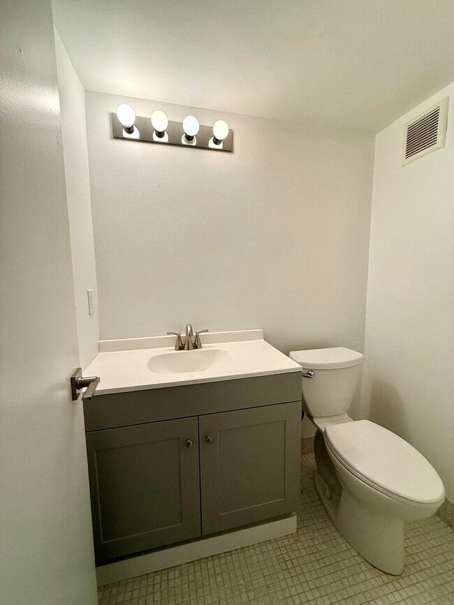 Building Photo - 68 Sussex E