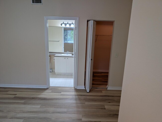 Building Photo - 350 Crestwood Cir