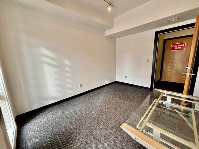 Building Photo - 1001 W 39th St
