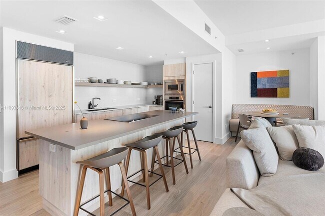 Building Photo - 6899 Collins Ave