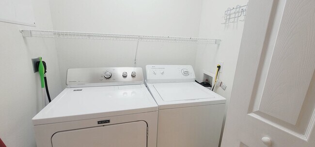 Building Photo - LOVELY NW 3/3 End Unit w/ Washer/Dryer, Open Kitchen w/ Bar, & More! $1450/month Avail June 1st!