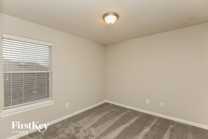 Building Photo - 1339 Lake Forest Dr