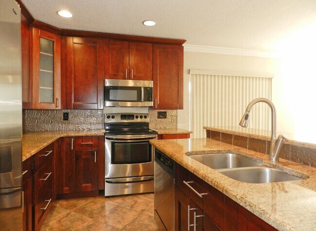 Building Photo - Quality Townhome In Convenient Location!