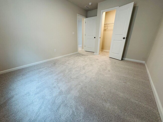 Building Photo - Move In Ready 5BR/2.5BA Home located near UNCC!