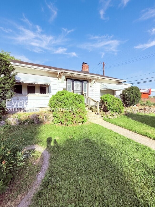 Building Photo - Charming Home with Fenced Yard & Hookups / 3 Beds & 1 Bath / Voucher Accepted / Pets Not Allowed ...