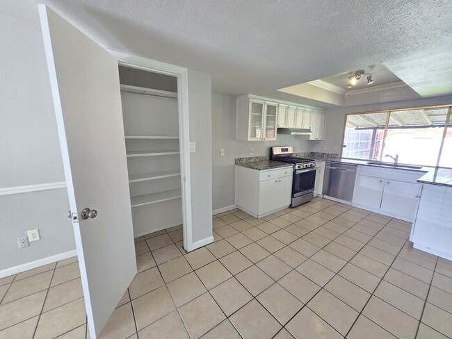 Building Photo - 433 Clearfield Dr