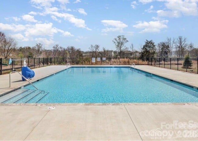 Building Photo - 2011 Weddington Pointe Dr