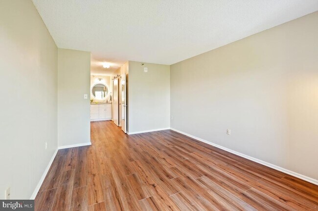 Building Photo - 15101 Interlachen Dr