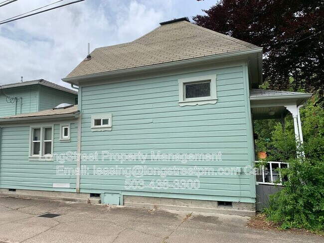 Building Photo - 950 SW Jefferson Ave
