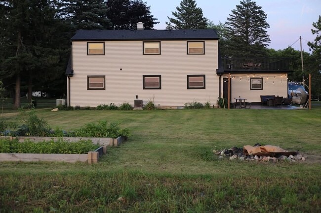Building Photo - 3643 Division Rd