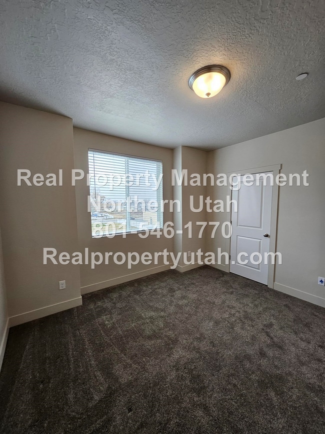 Building Photo - 2 Bedroom 2 Bath Top Level Apartment Avail...