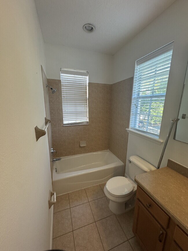 Building Photo - "Spacious 3-Bed Townhouse Retreat in Tampa's Heart - Modern Comforts Await!"