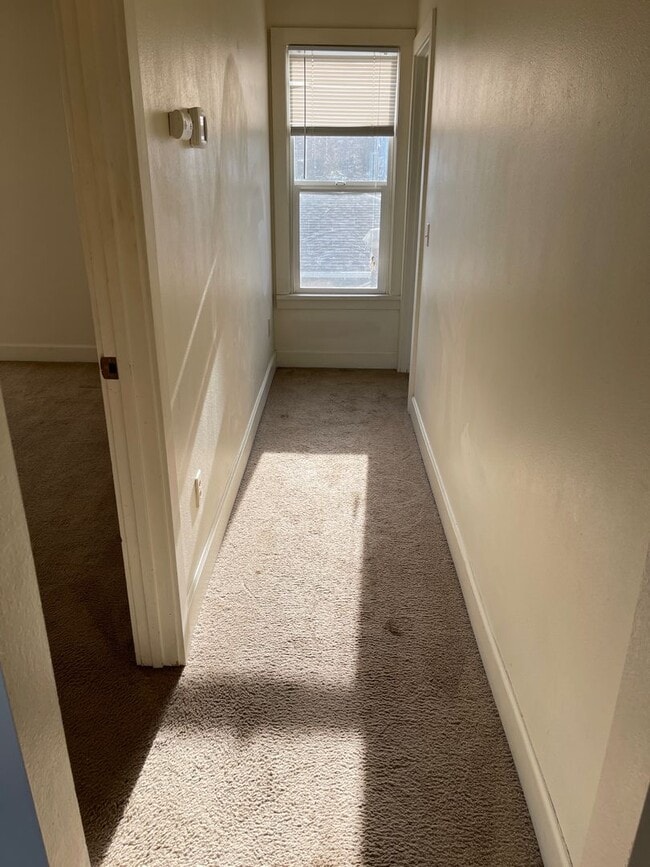 Building Photo - Nice Tacoma Duplex 2 Bed 1 Bath For Rent