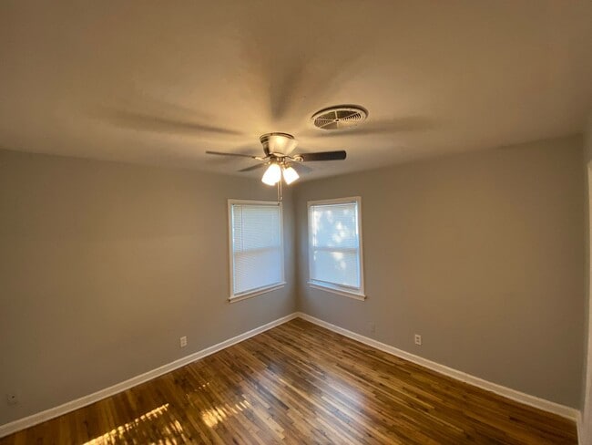 Building Photo - $795- 2 bed 1 bath - Spacious Duplex