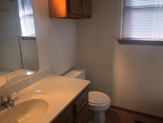 Building Photo - Storm Shelter! 3 bed 2 bath 2 car garage h...