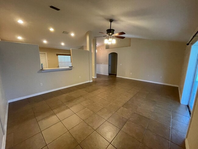 Building Photo - Beautiful 3/2 Fenced in Single Family Home...