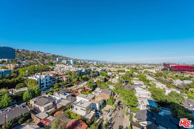 Building Photo - 838 N Doheny Dr