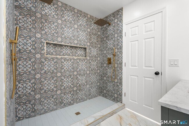 Building Photo - 810 Brewster St