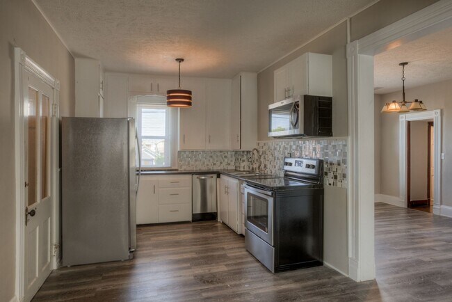 Building Photo - 5 Bedroom 2.5 Bath Midtown Home