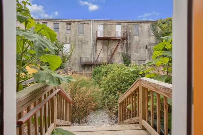 Building Photo - 1227 E Preston St