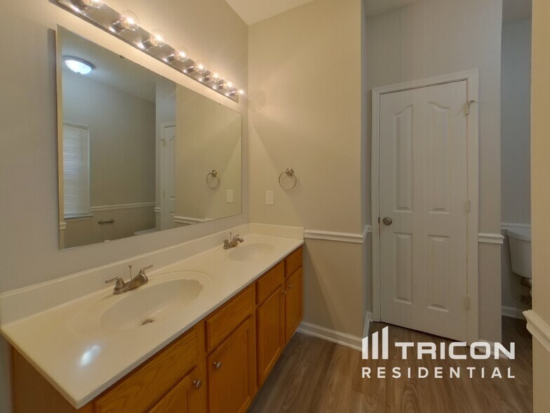 Building Photo - 3743 Sipes Ln