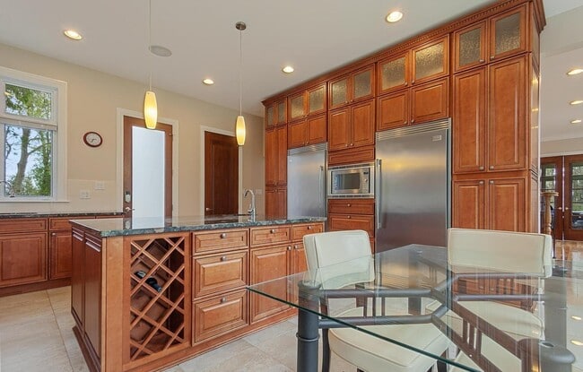 Building Photo - 598 Lake Shore Rd