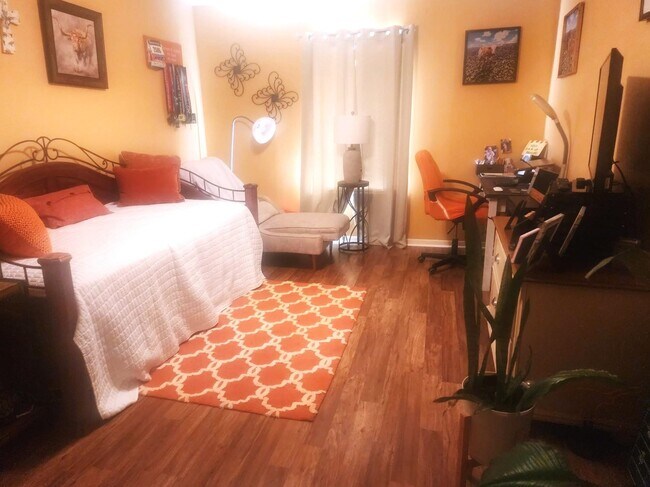 Building Photo - 100 Royal Way Dr