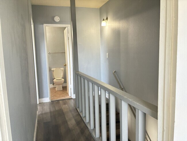 Building Photo - 1129 E La Deney Ct