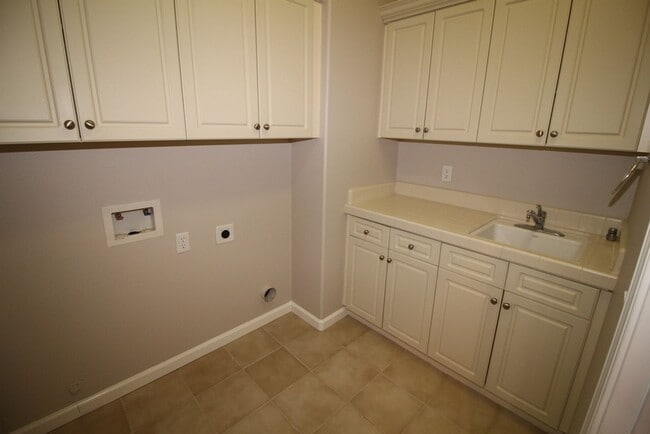 Building Photo - Beautiful Home in Buchanan District + Large Yard